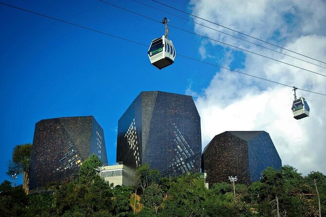 Pablo and Comuna 13 with Cable Car - Key highlights to plan around