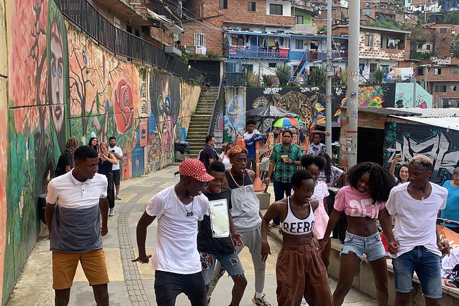 Pablo Escobar +Comuna13 tour - Your 6 Hours in Medellín: From Escobar Context to Comuna 13 Urban Culture