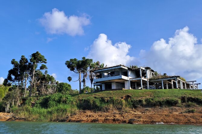 Pablo Escobar Mansion Tour in El Peñol and Guatapé - Stop 2: Lunch near the Stone of El Peñol