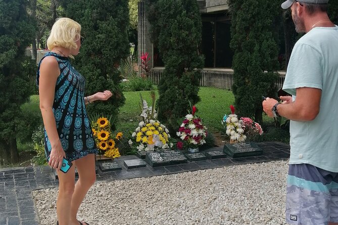 Pablo Escobar Private Half-Day Cultural Tour in Medellin - Stop 2 in Itagüí: the tomb visit and that big city view