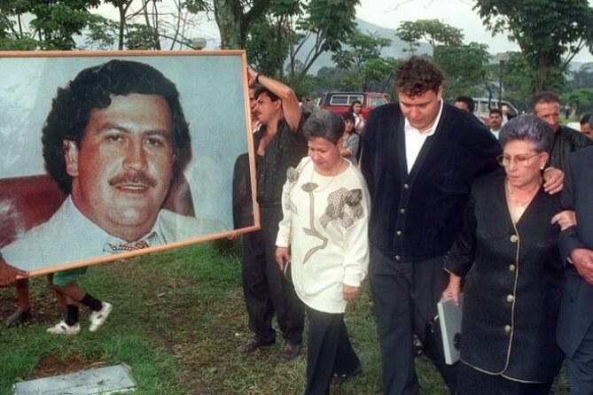 Pablo Escobar Tour between History and Museum in Medellin - Cementerio Jardines Montesacro and the Weight of Real Names