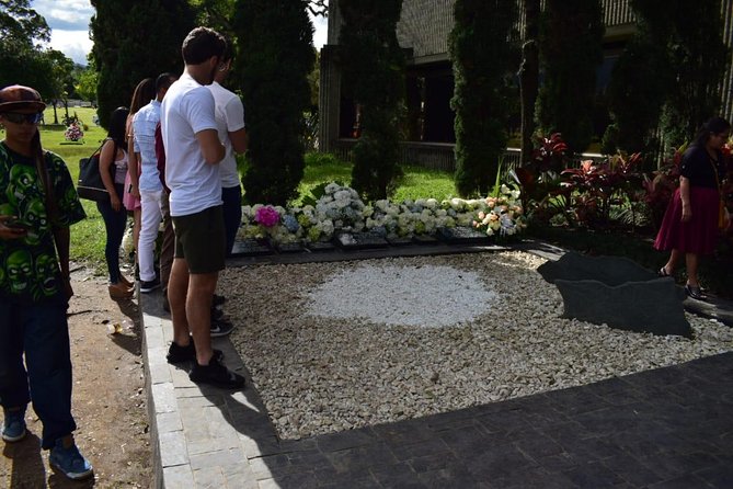 Pablo Escobar Tour : Museum, History and Beer - Stop 1: Cementerio Jardines Montesacro and the Names Behind the Era