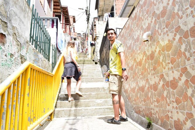 Pablo Escobar Tour : Museum, History and Beer - The Van Time Reality Check (Traffic Happens)