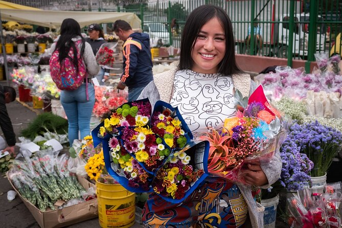 PALOQUEMAO MARKET FOOD TOUR. EXOTIC FRUIT. LOCAL SNACKS. /Min 2 pax - Exotic fruit tastings: how the experience stays fun and not overwhelming