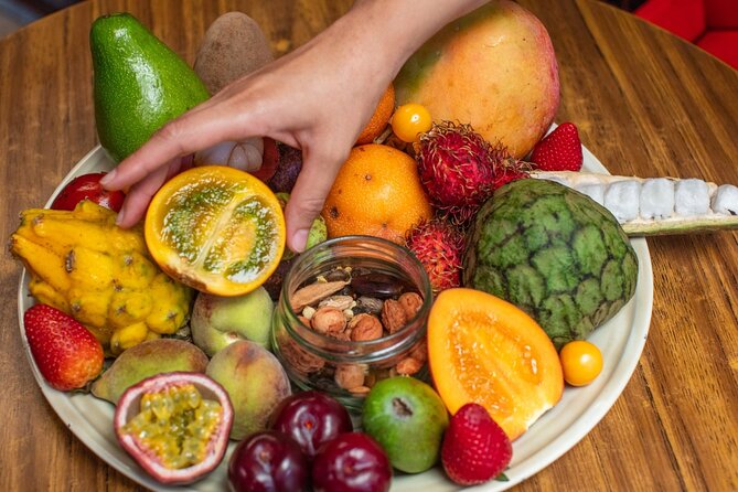 PALOQUEMAO MARKET FOOD TOUR. EXOTIC FRUIT. LOCAL SNACKS. /Min 2 pax - The market walk: what you learn while you taste