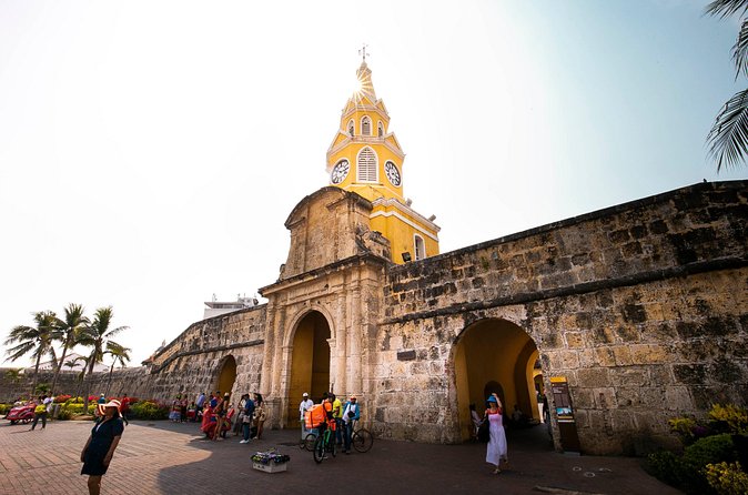 Panoramic & Shopping - Stop 5: Plaza Santo Domingo, a classic church square pause