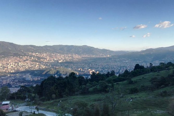 Paragliding Medellin - The ride to the hills: air-conditioned comfort and local context