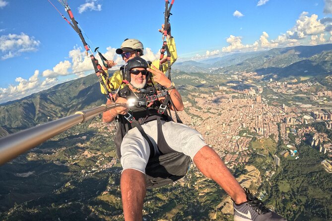 Parapente sobre Medellín desde San Félix - San Félix paragliding over Medellín: why this view hits different