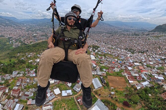 Parapente sobre Medellín desde San Félix - The comfort factor: professionalism, attention, and the pilot’s role