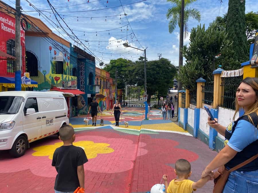 PEREIRA: PRIVATE TOUR OF MAIN SQUARES, HISTORICAL SITES + LOOKOUT POINT - Plaza del Bolívar and the Cathedral of Our Lady of Poverty: center-stage symbols