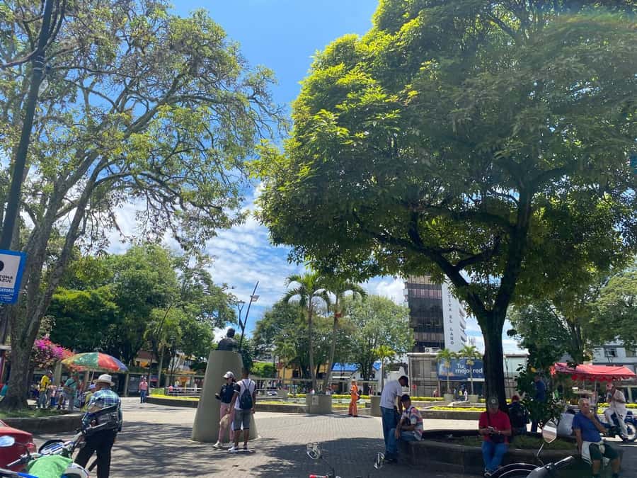 PEREIRA: PRIVATE TOUR OF MAIN SQUARES, HISTORICAL SITES + LOOKOUT POINT - Victory Square and Calle del encuentro in the Victoria sector