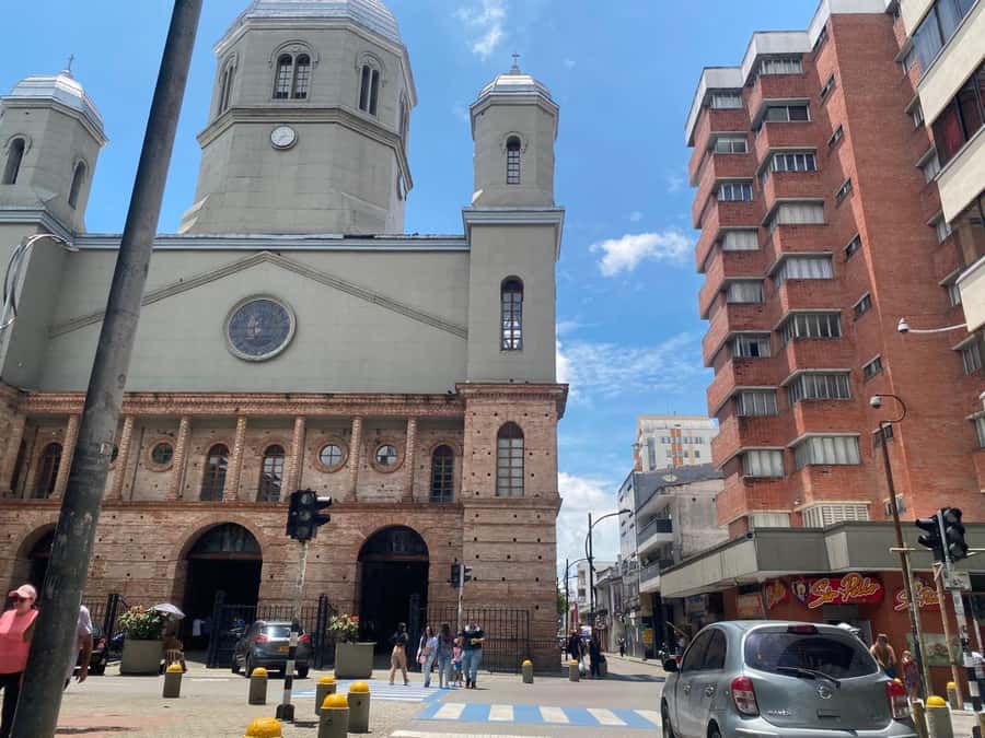 PEREIRA: PRIVATE TOUR OF MAIN SQUARES, HISTORICAL SITES + LOOKOUT POINT - A quick photo stop at Arboleda and the I LOVE PEREIRA sign