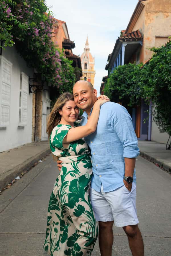 photo session through the streets of cartagena - Plaza de la Trinidad flow: how the session actually plays out