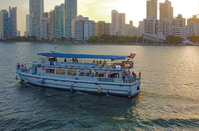 Premium Cruise Tour in Cartagena with Sunset and Open Bar - A balanced view of the fun versus the risk