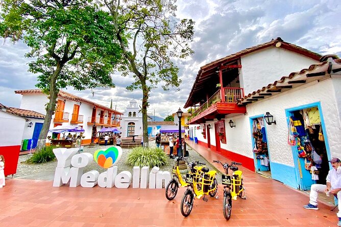 Private and personalized time and tailor-made tour Medellin - Graffiti, Viewpoints, Parks, and Squares: Your Route’s Main Themes