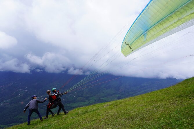Private Guatape +Boat Ride+Paragliding Flight+Animal Farm - Laguna de Guatapé paragliding: what the 15 to 20 minutes really means