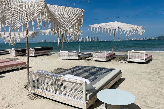 Private island Beach Club Cartagena with food : Club Kabanna - Arrival at Club Kabanna: beds, shade choices, and music