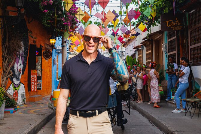 Private Photo Session through the Streets of Cartagena - Barrio Getsemaní: Murals and Graffiti With Real People Energy
