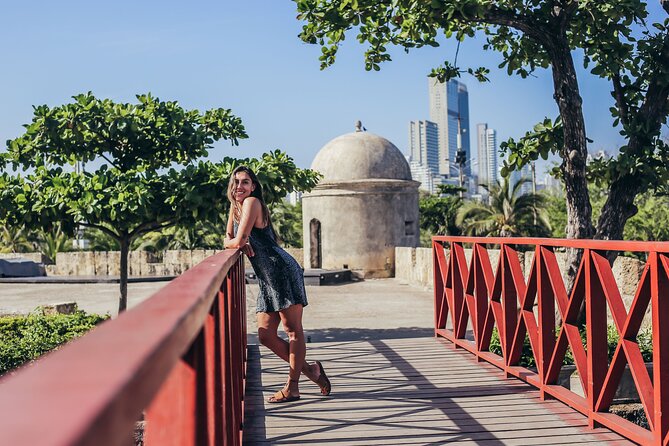 Private photo shoot in Cartagena in Spanish - Climbing the Wall for Sea Views and the Big Cartagena Picture