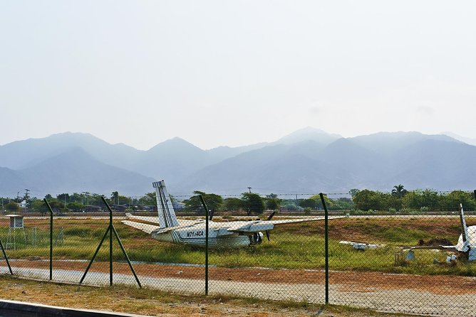 Private shuttle service from Santa Marta Airport to Hotel in Santa Marta - Meeting your driver at Simón Bolívar Airport, with a name sign