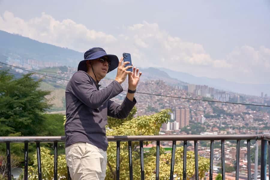 Private Tour Comuna 13 with Cable Car - Hotel Pickup to Electric Escalators, a Tour That Moves With You