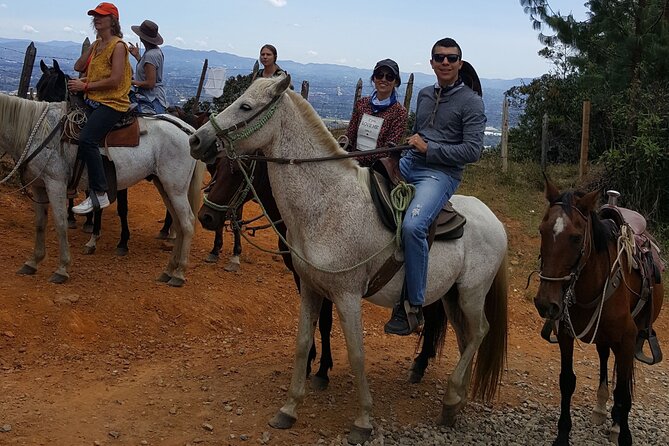 Private Tour in Guatapé - Guatapé Town Time: Fruit Tasting, Lunch Choices, and Landmark Stories