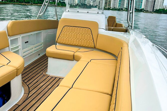 Private tour in luxury boat LaMorronga 41' to the Rosario Islands - Booking value: what you get for $1,300 per group