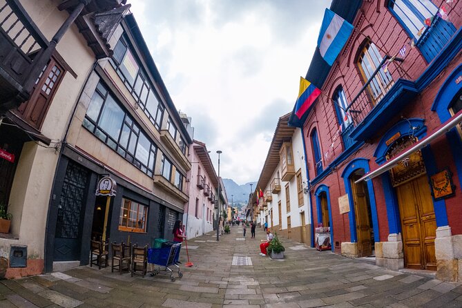 Private Tour of La Candelaria, The history of Bogotá - La Concordia market tastes: food stops that teach culture