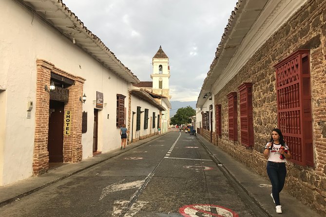 Private Tour to Santa Fe de Antioquia Town & Coffee Farm. - The start time, pickup area, and what 8 to 9 hours really means