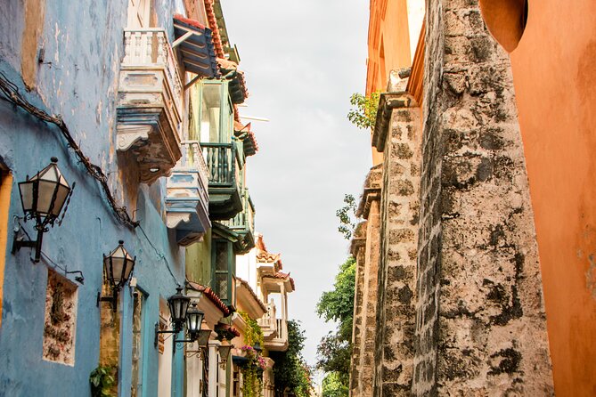 Private Walking Tour in Walled City and Getsemani Cartagena - Stop 3: Plaza de La Trinidad, Las Bóvedas, and major church stops