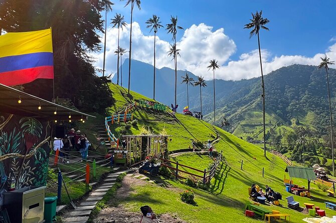 Salento, Cocora+Filand PREMIUM PLAN. exit: Pereira/Armenia. - Salento Royal Street, colonial facades, and local handicrafts