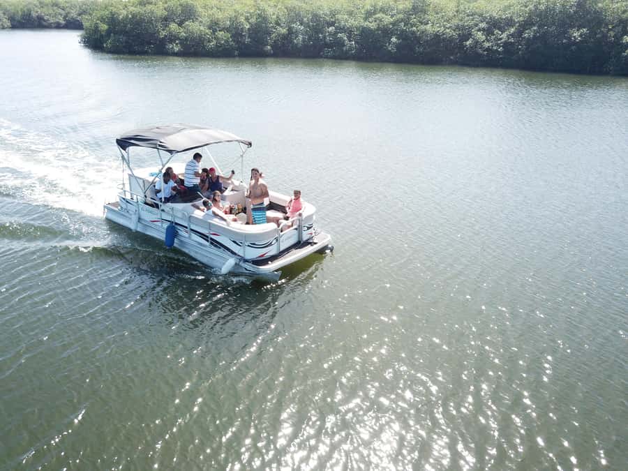 San Andrés: Island Pontoon Boat Tour - Getting there: Martinez Renta Autos and the meeting point reality check