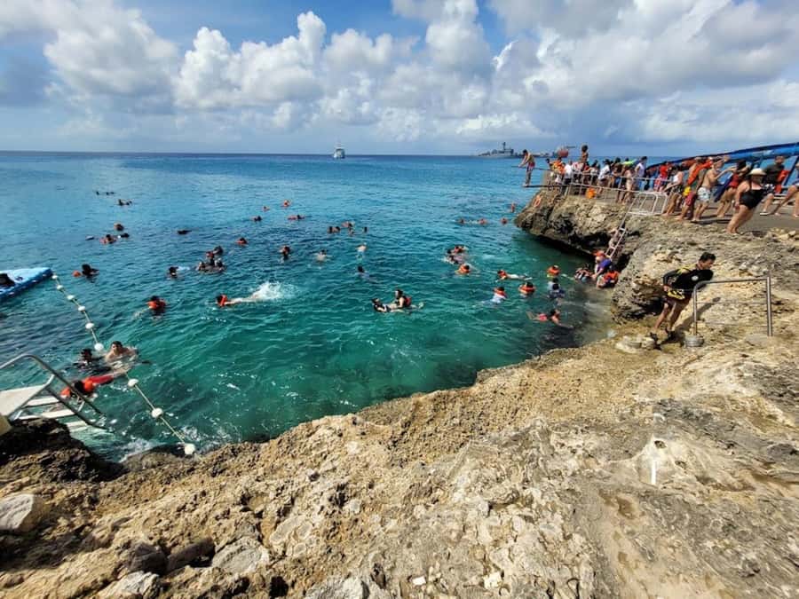 SAN ANDRES: Island Tour by Chiva + Hoyo Soplador - Eco Parque West View: Fish, Ladders, and Real Swimming Time