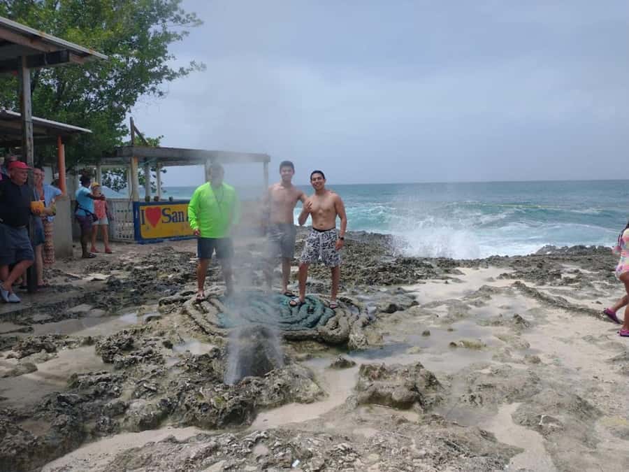 SAN ANDRES: Island Tour by Chiva + Hoyo Soplador - Letras de San Andrés Islas Photo Stop: Quick, Worth It