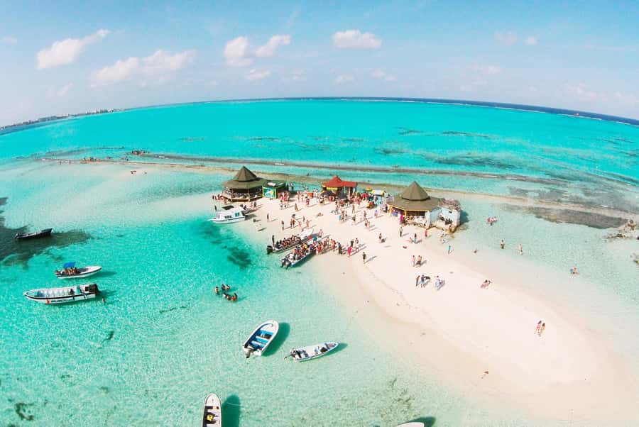 San Andres: Natural Aquarium Tour - At the Acuario San Andrés: photo stop, visit, and beach time until early afternoon