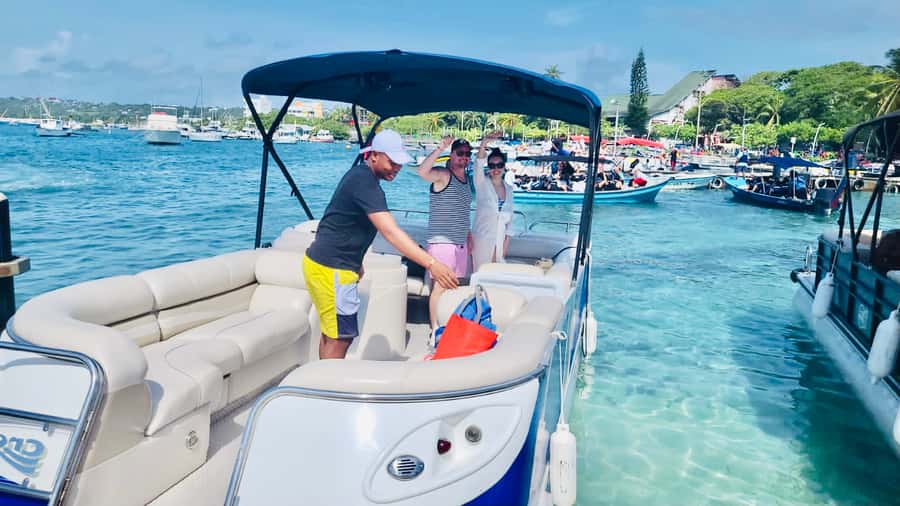 San Andres: Private Boat Trip with Aquarium and Beach Stops - Rose Cay: Aquarium Time, Shark Viewing, and Swimming