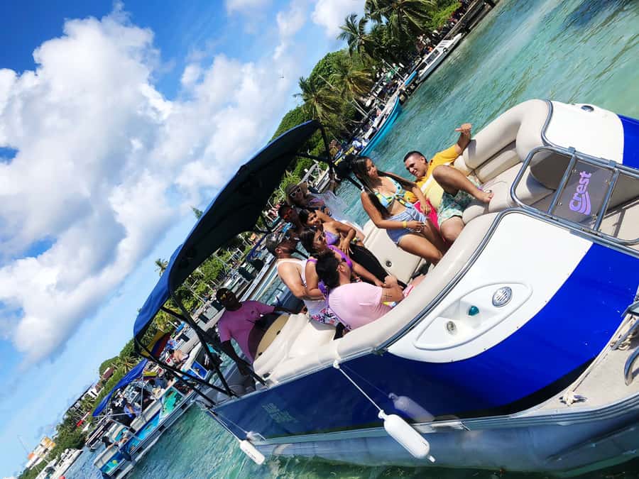 San Andres: Private Boat Trip with Aquarium and Beach Stops - Skipper and Service: Comfort, Warmth, and a Note on Timing