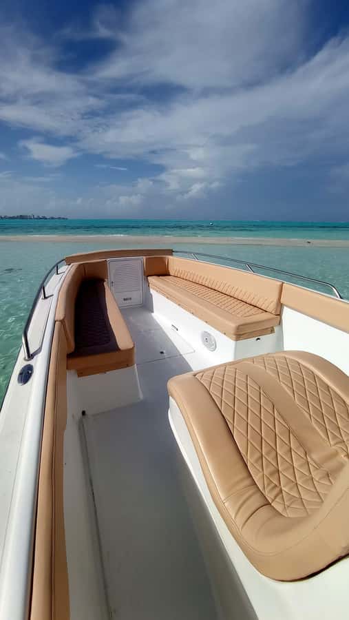 San Andres: Private San Andres Bay Tour by Luxury Speedboat - White Watta Beach and the Sea of 7 Colors, Plus Floating Bars