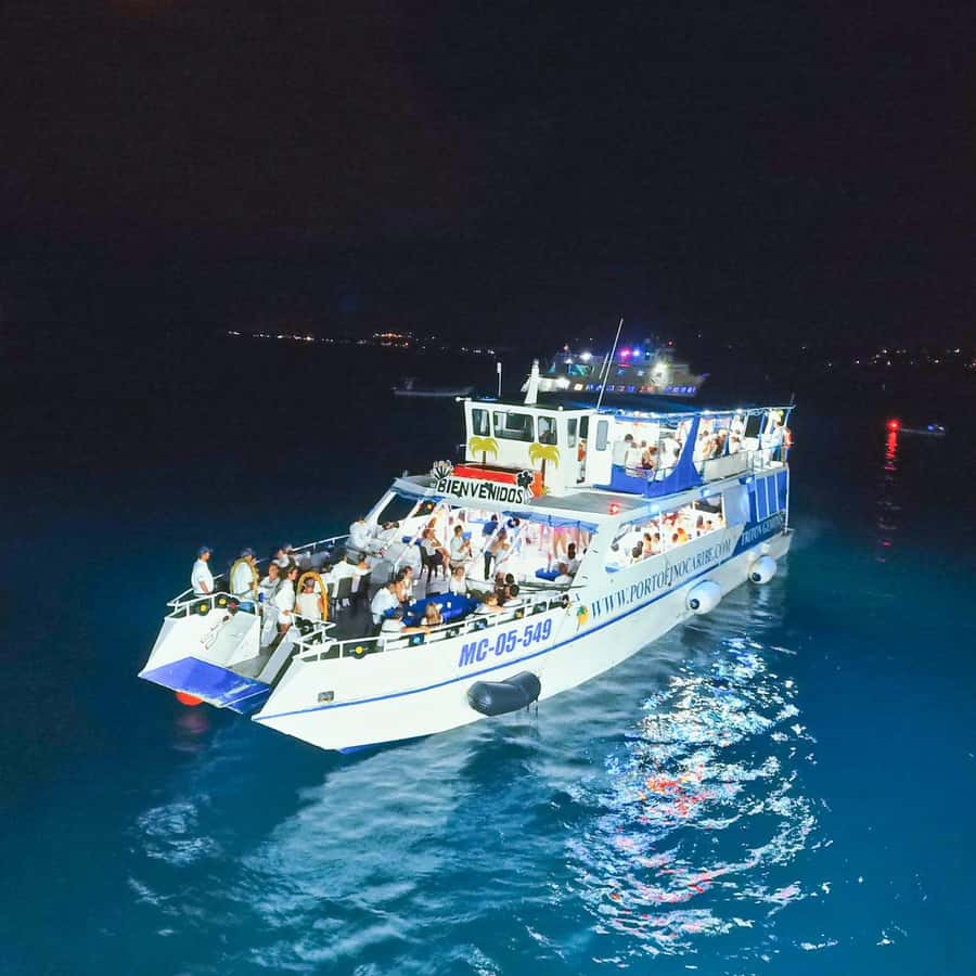 San Andres: White Party on boat with open bar, dinner and dancers! - Sailing the San Andrés Bay with DJ Energy and Dancers