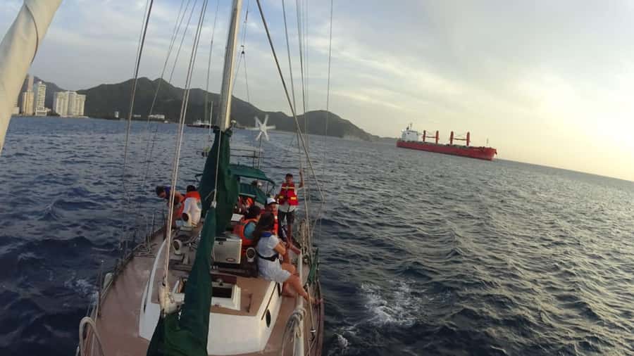 Santa Marta Bay: Sunset on a sail boat - The first stretch on the water, sailing toward the islet and the horizon