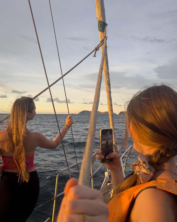 Santa Marta Bay: Sunset on a sail boat - Snacks, one beer, and how the food fits the mood