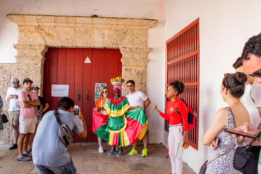 Shared Old Cartagena & Getsemani Tour with Wireless System - From UNESCO streets to Getsemaní, this route moves with the city