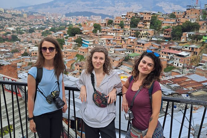 Shared Tour Commune 13 and Metro Cable La Aurora de Medellin - Guides, English, and feeling safe with a small group