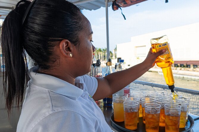 Sunset in Cartagena Bay with Boat Dances and Bar - The open bar: welcome cocktail, national spirits, and what to expect