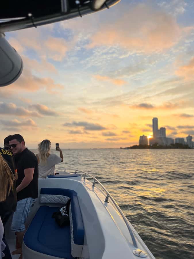 Sunset Party open bar on the bay while sharing with locals - Practical tips for a better ride
