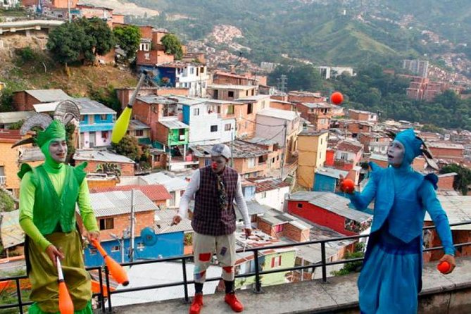 The best Commune 13 Tours in Medellín - Stop 1: Medellín escalators, the smart way to beat the hill