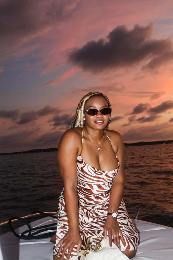 The best sunset tour in the bay: Open bar party & fun - The boat setup: sport boat comfort and an easy social layout