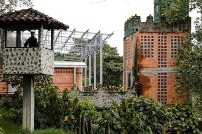 The "not polite to use his name" City Tour - Parque Memorial Inflexion, where a former home becomes a memorial