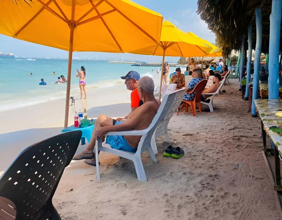Tierra bomba: Typical beachday to Punta Arena! - Beach vendors: how to enjoy Punta Arena without getting worn down