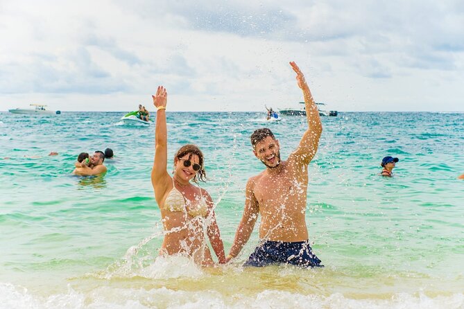 Tour 5 islands of the rosary with drinks included - Lunch on Isla Coral: your break in the middle of the day